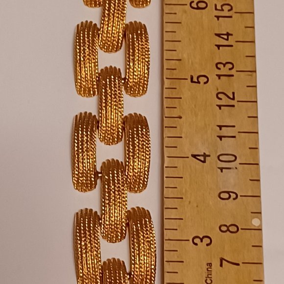 Rare Vintage Monet Tank Tread Chunky Gold Plated Bracelet - Picture 7 of 7